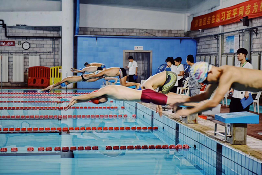 宁波市首届全民运动会游泳总决赛在市游泳健身中心举行